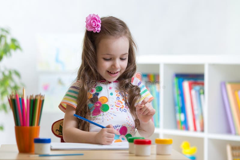 Śliczni mali preschooler dziecka dziewczyny rysunkowego koloru ołówki lub studio w domu fotografia stock