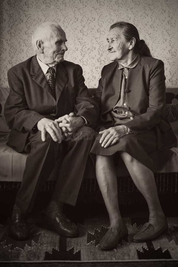 Śliczni 80 plus roczniak para małżeńska pozuje dla portreta w ich domu Miłości na zawsze pojęcie fotografia royalty free Śliczni 80 plus roczniak para małżeńska pozuje dla portreta w ich domu Miłości na zawsze pojęcie fotografia royalty free