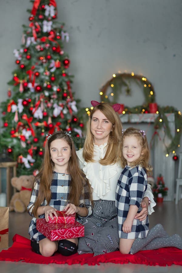 Śliczni wspaniali blondyny matkują mamy z dwa dziewczyn córkami świętuje nowy rok boże narodzenia blisko do xmas drzewny pełnego zdjęcia royalty free Śliczni wspaniali blondyny matkują mamy z dwa dziewczyn córkami świętuje nowy rok boże narodzenia blisko do xmas drzewny pełnego zdjęcia royalty free