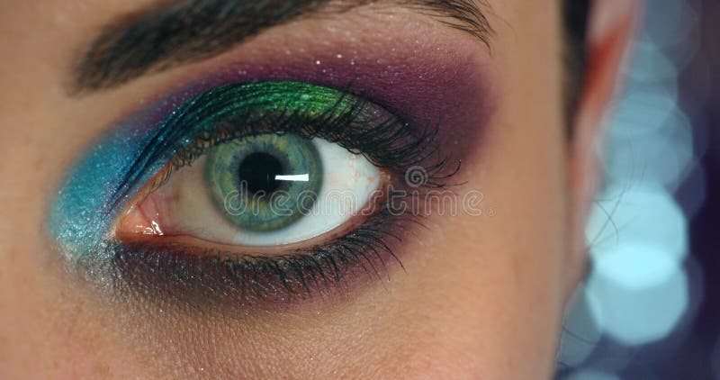 ślicznotka i kobieta z makijażem do oczu i kolorowymi rzęsami lub mascara cosmetics portret powiększony. produkty