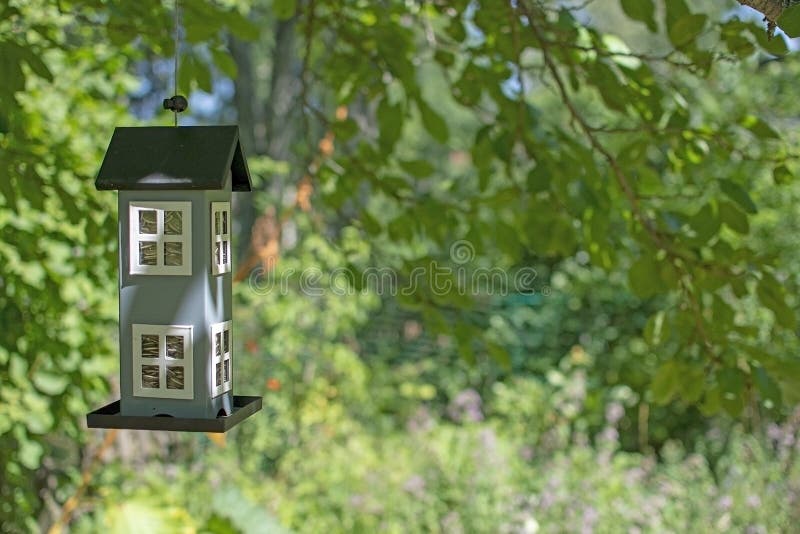 Śliczny birdhouse obwieszenie w zieleń ogródu pojęciu zdjęcie stock Śliczny birdhouse obwieszenie w zieleń ogródu pojęciu zdjęcie stock