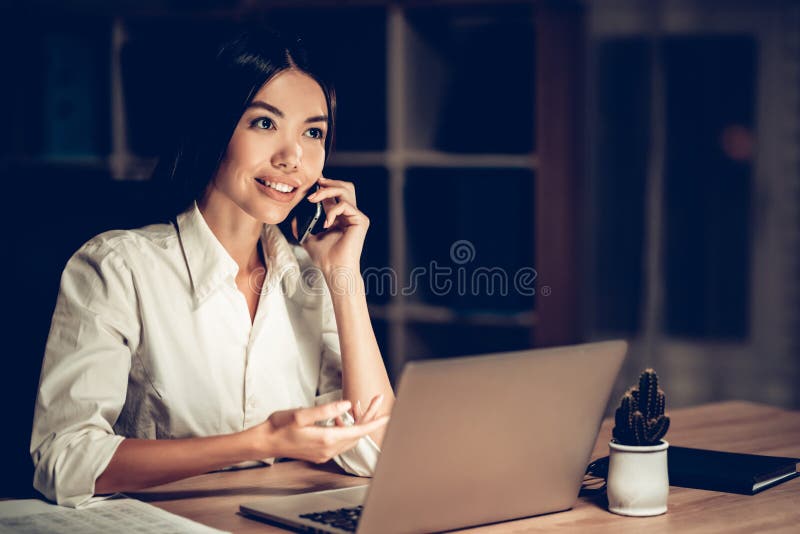 Śliczny bizneswoman Pracuje w biurze przy nocą zdjęcie stock Śliczny bizneswoman Pracuje w biurze przy nocą zdjęcie stock