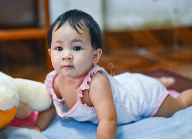 śliczny dziecka czołganie zdjęcie stock