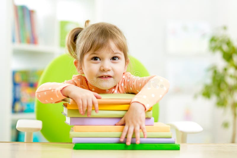 Śliczny dziecko dziewczyny preschooler z książkami obraz royalty free