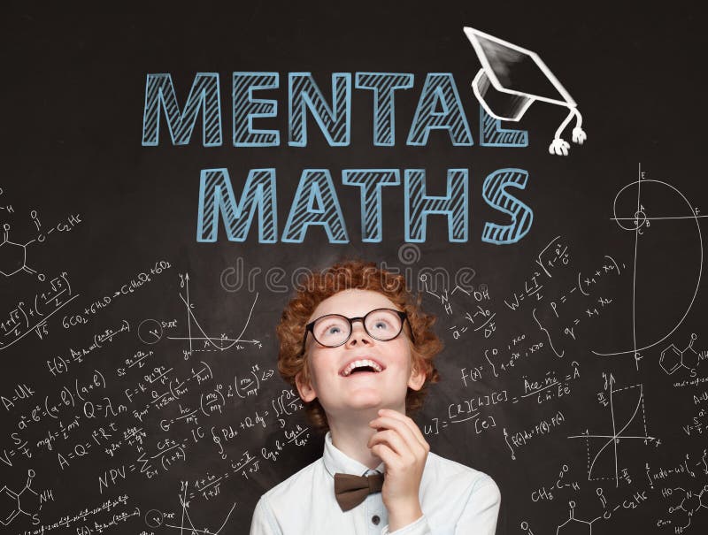 Śliczny dziecko uczeń ma zabawę w sali lekcyjnej na chalkboard z matematyk formułami Umysłowy matematyki pojęcie zdjęcia royalty free