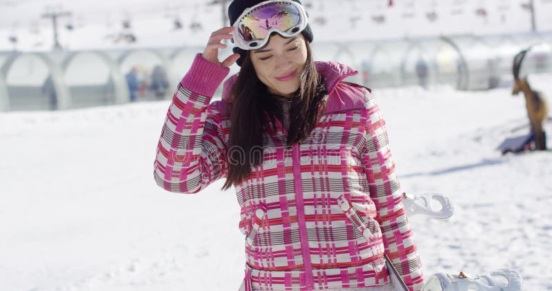Śliczny i szczęśliwy żeński azjatykci snowboarder