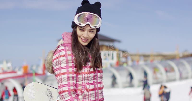 Śliczny i szczęśliwy żeński azjatykci snowboarder