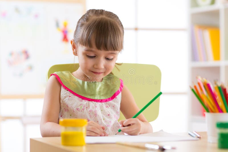 Śliczny mały preschooler dziecko rysuje w domu zdjęcia royalty free