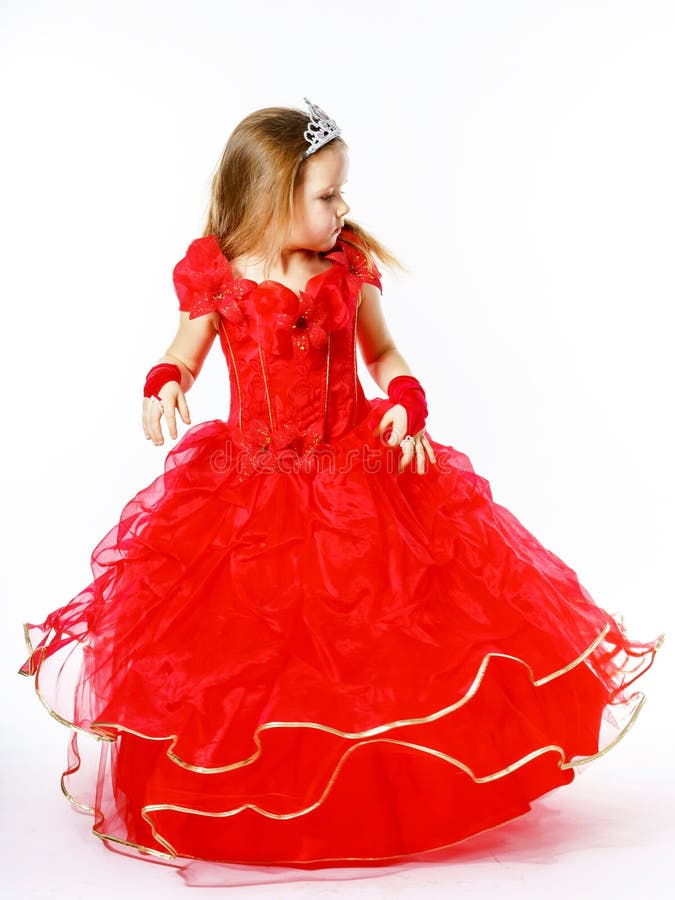 Śliczny mały princess ubierał w czerwieni z koroną na jej kierowniczym posi