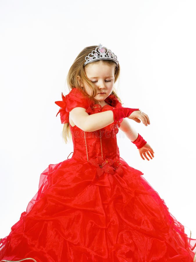 Śliczny mały princess ubierał w czerwieni z koroną na jej kierowniczym posi