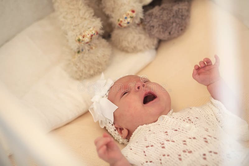 Śliczny nowonarodzony dziecko kłama w przyglądającej matce i ściąga obrazy stock Śliczny nowonarodzony dziecko kłama w przyglądającej matce i ściąga obrazy stock