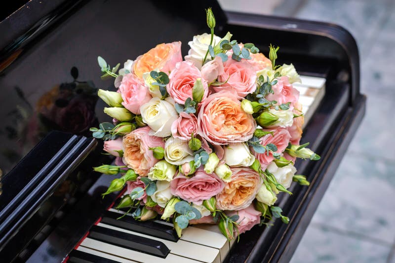 Ślubny bukiet na fortepianowej klawiaturze zdjęcia stock Ślubny bukiet na fortepianowej klawiaturze zdjęcia stock