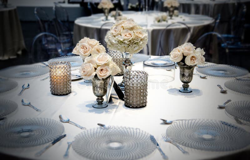 Ślubny stołowy łomota plasowanie z różami