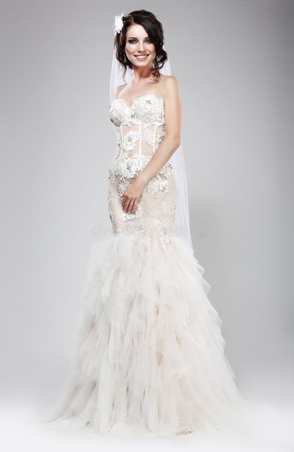 Ślubny styl. Wyszukany nowożeńcy w Białej Bridal sukni. Elegancja zdjęcie royalty free Ślubny styl. Wyszukany nowożeńcy w Białej Bridal sukni. Elegancja zdjęcie royalty free