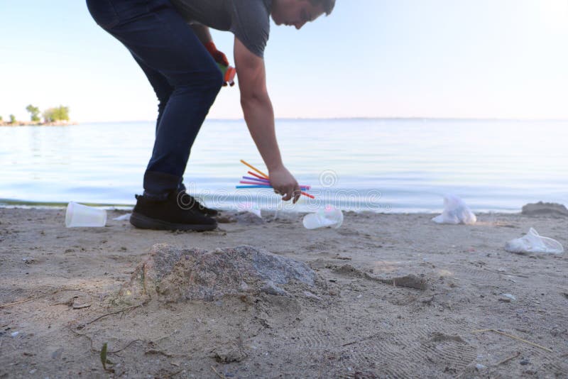 Śmieciarska kolekcja na plaży Klingeryt i pakunki rozpraszający na plaży Mężczyzna zbiera klingeryt Ekologii ochrony poj?cie fotografia royalty free Śmieciarska kolekcja na plaży Klingeryt i pakunki rozpraszający na plaży Mężczyzna zbiera klingeryt Ekologii ochrony poj?cie fotografia royalty free