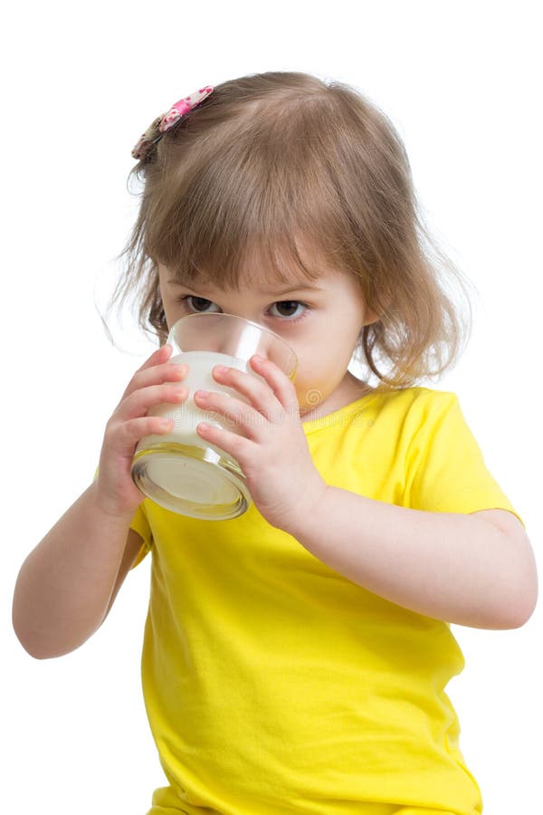 Śmieszna clittle dziewczyna pije jogurt lub kefir obrazy stock