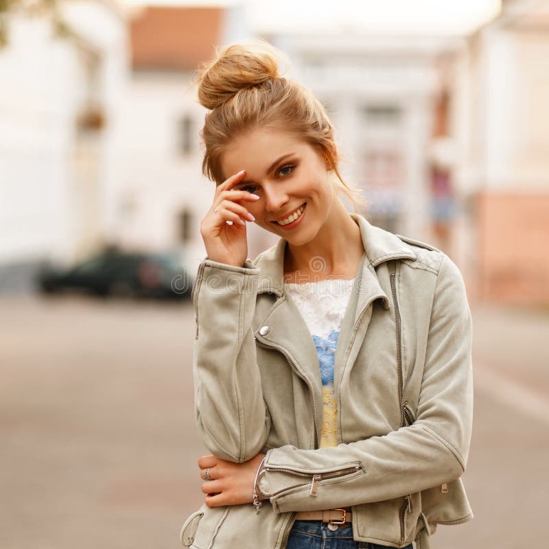 Śmieszna młoda moda modela kobieta z uśmiechem w eleganckiej kurtce zdjęcia stock Śmieszna młoda moda modela kobieta z uśmiechem w eleganckiej kurtce zdjęcia stock