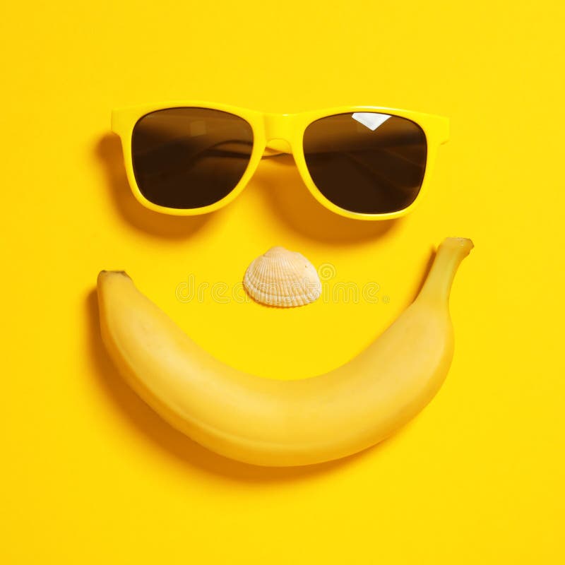 Śmieszna twarz okulary przeciwsłoneczni, banan i seashell na koloru tle, Pla?owi akcesoria zdjęcie royalty free Śmieszna twarz okulary przeciwsłoneczni, banan i seashell na koloru tle, Pla?owi akcesoria zdjęcie royalty free