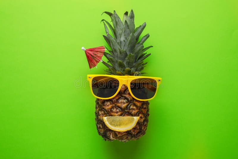 Śmieszna twarz robić ananas, okulary przeciwsłoneczni i cytrusa plasterek z koktajlu parasolem, na koloru tle zdjęcia stock Śmieszna twarz robić ananas, okulary przeciwsłoneczni i cytrusa plasterek z koktajlu parasolem, na koloru tle zdjęcia stock