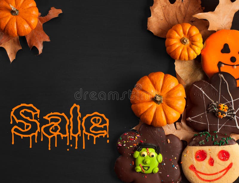 Śmieszni Halloween piernikowi ciastka na czarnym drewnianym stole Halloweenowa sprzedaż obrazy stock Śmieszni Halloween piernikowi ciastka na czarnym drewnianym stole Halloweenowa sprzedaż obrazy stock