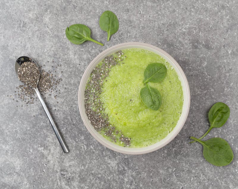 Śniadanie Detox Green Smoothie z Banany, Szpinaku, nasion chia i migdałów w Bowl Pojęcie diety i zdrowego odżywiania zdjęcie stock Śniadanie Detox Green Smoothie z Banany, Szpinaku, nasion chia i migdałów w Bowl Pojęcie diety i zdrowego odżywiania zdjęcie stock