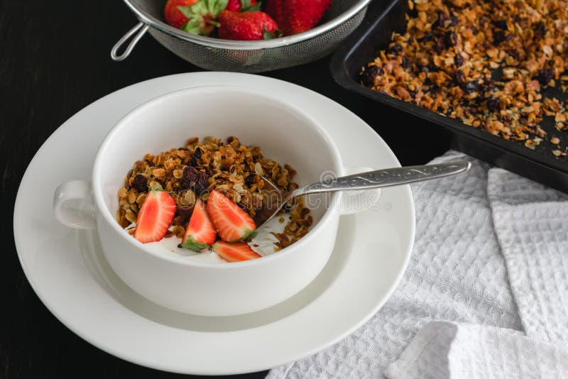 Śniadanie granola, jogurt i truskawki na zmroku stole, obraz stock Śniadanie granola, jogurt i truskawki na zmroku stole, obraz stock