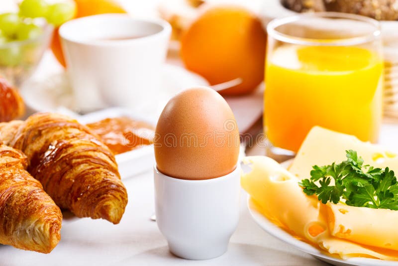Śniadanie z gotowanym jajkiem