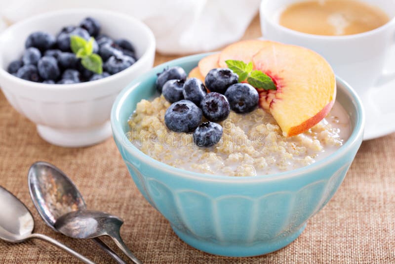 Śniadaniowa quinoa owsianka z świeżymi owoc zdjęcia royalty free Śniadaniowa quinoa owsianka z świeżymi owoc zdjęcia royalty free
