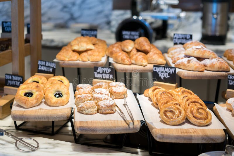 Śniadaniowe linie różni smaków danishs, babeczki i muffins wewnątrz, zdjęcie royalty free Śniadaniowe linie różni smaków danishs, babeczki i muffins wewnątrz, zdjęcie royalty free