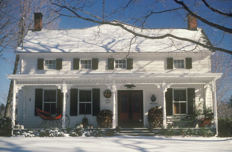 Śnieg zakrywał dwupiętrowego dom przy bożymi narodzeniami, Woodstock, NY