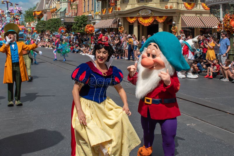 Orlando, Florida. September 25, 2019. Snow White and the Seven Dwarfs in Disney Festival of Fantasy Parade at Magic Kigndom 1. Orlando, Florida. September 25, 2019. Snow White and the Seven Dwarfs in Disney Festival of Fantasy Parade at Magic Kigndom 1