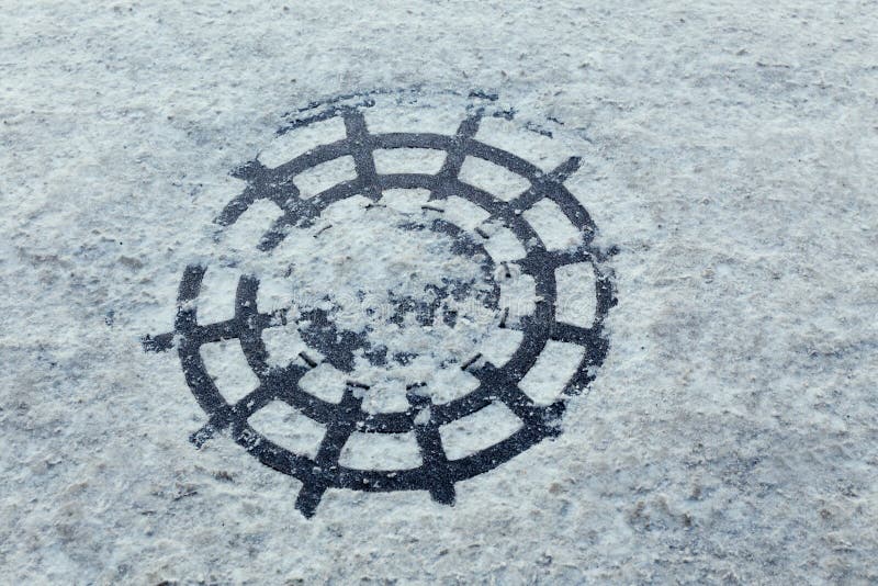 Download Śnieżny manhole zdjęcie stock. Obraz złożonej z griddle - 65226040