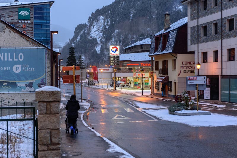 Śnieżny wschód słońca w miasteczku Canillo w zimie Canillo, Andorra obrazy stock Śnieżny wschód słońca w miasteczku Canillo w zimie Canillo, Andorra obrazy stock