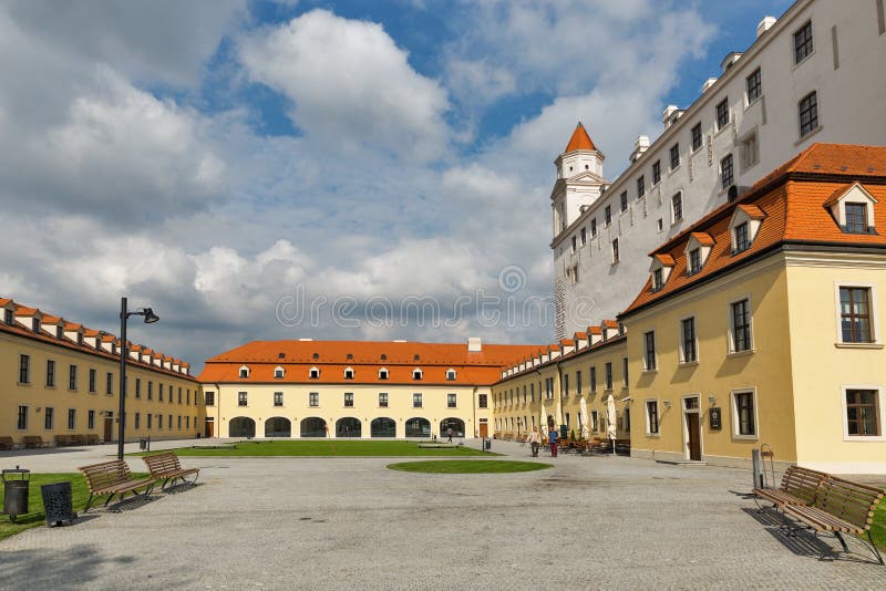 Średniowieczny grodowy podwórze w Bratislava, Sistani obrazy stock Średniowieczny grodowy podwórze w Bratislava, Sistani obrazy stock