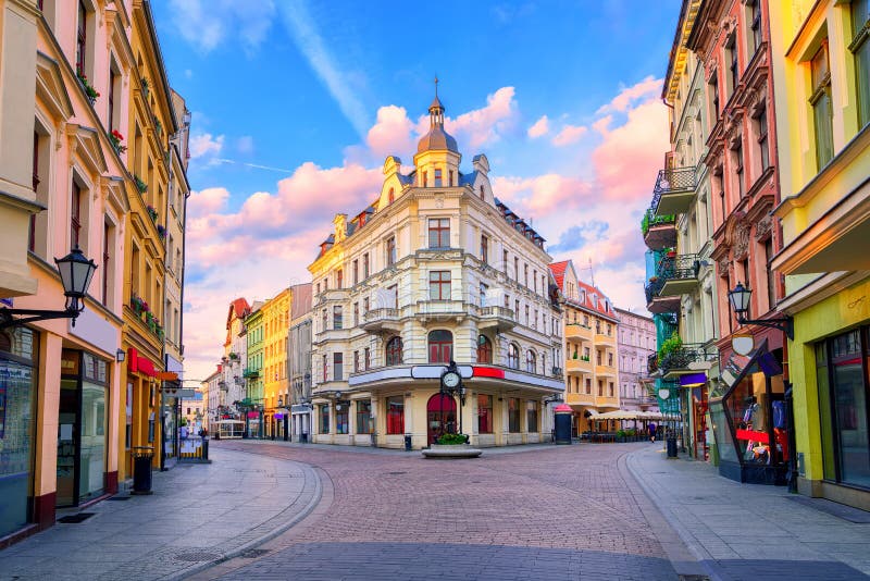Środkowa zwyczajna ulica w Toruńskim, Polska
