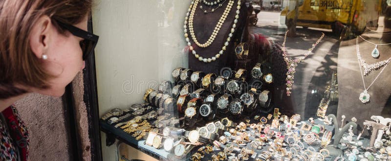 Środkowy jewellery sklep w Hiszpańskim mieście wybiera pierścionki zdjęcie royalty free