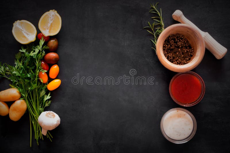 Śródziemnomorscy karmowi warzywa i kumberlandy na chalkboard Odgórny widok obrazy royalty free Śródziemnomorscy karmowi warzywa i kumberlandy na chalkboard Odgórny widok obrazy royalty free