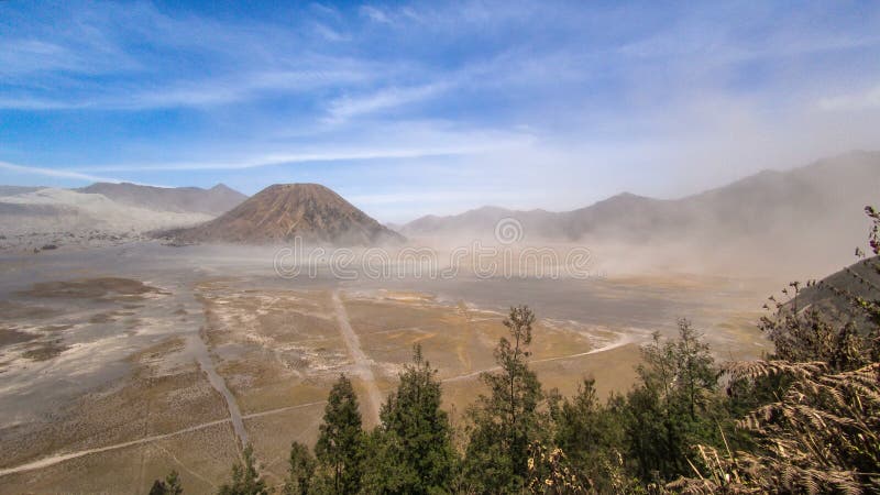 Światło dzienne burzy piaskowa czasu upływ przy górą Batok, Bromo Tengger Semeru park narodowy, Wschodni Jawa, Indonezja zbiory wideo