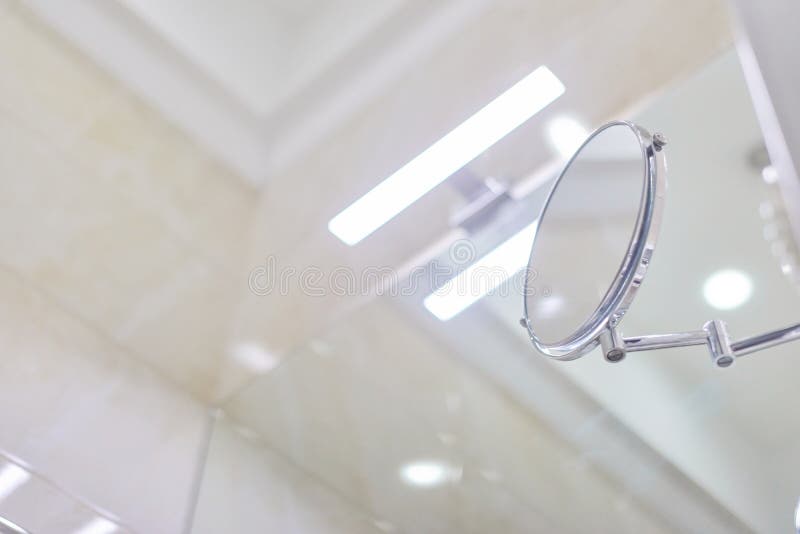 światło nad lustrem kosmetycznym lustra umywalki fotografia stock