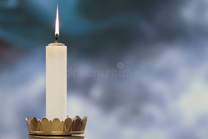 Świeczka zaświecająca podczas Katolickiej masy