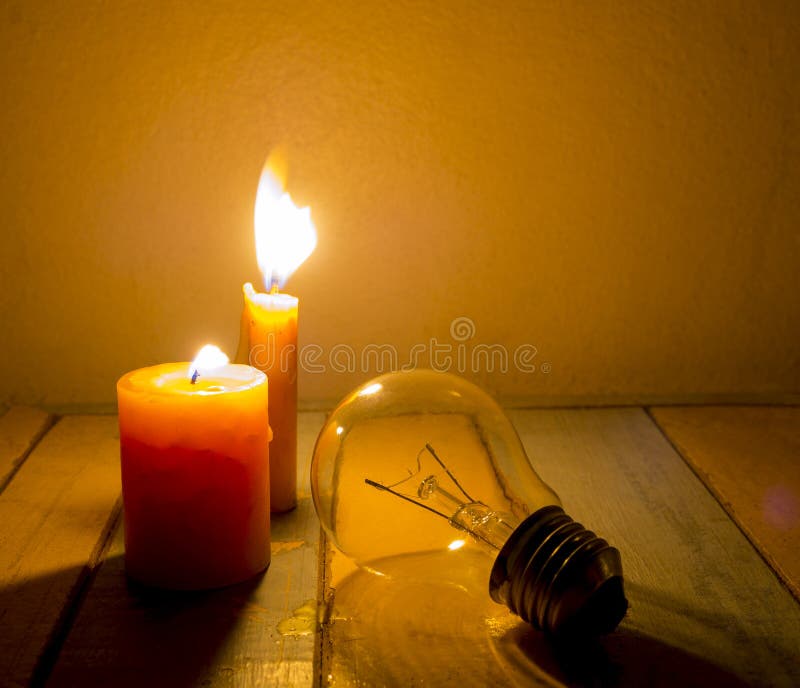 Świeczki światła połysk na płonącej żarówce
