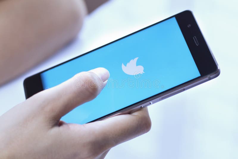 Aplikacja mobilna Twitter zdjęcia stock
