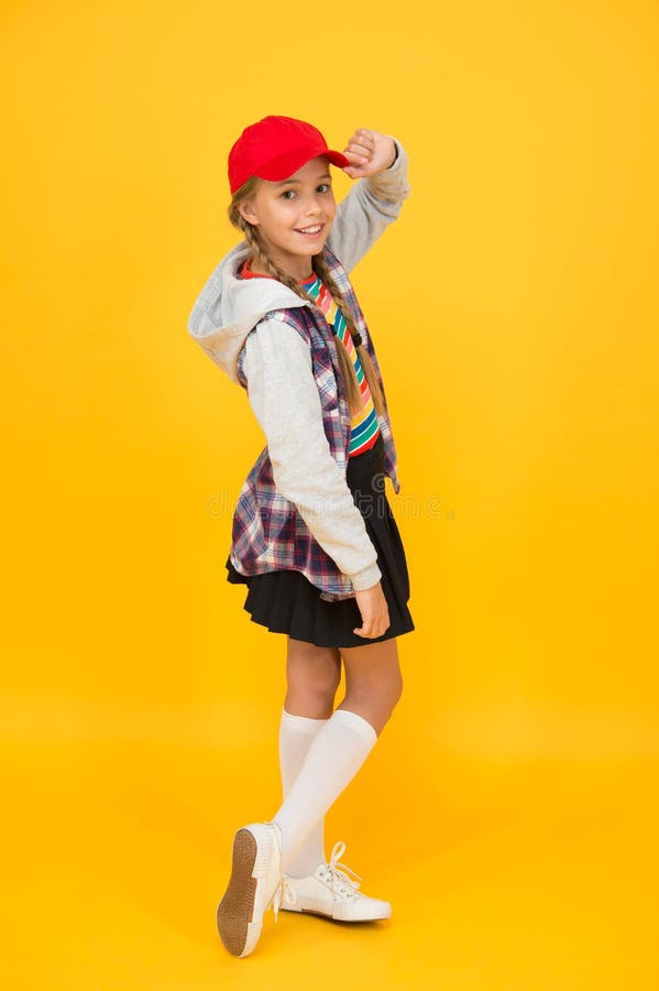 Świetna uczennica Miłej charyzmatycznej dziewczyny na żółtym tle Koncepcja Tomboya Wiek nastoletni Dziewczyna urocza stylowa ubió
