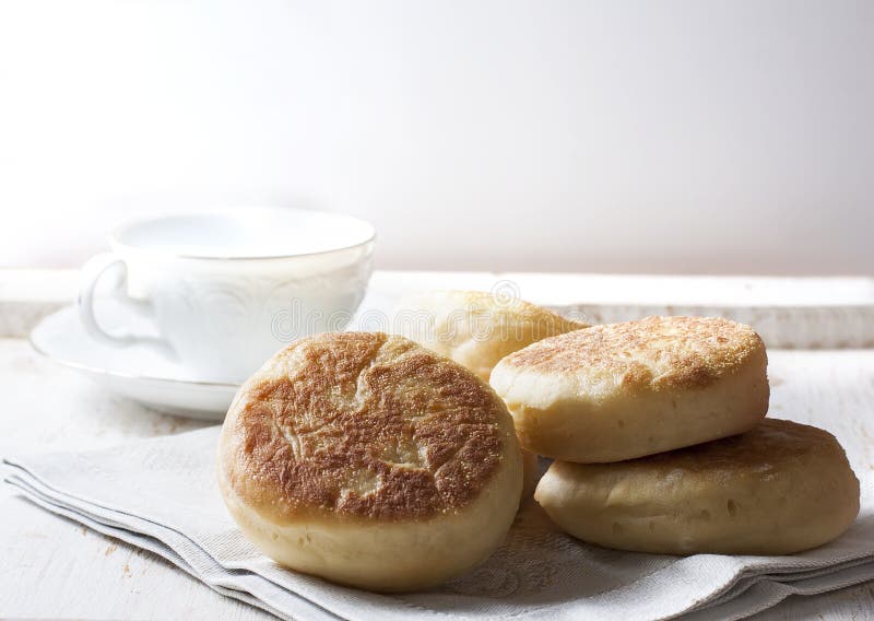 Świezi domowej roboty Angielscy muffins z masłem śniadanie zdjęcie stock