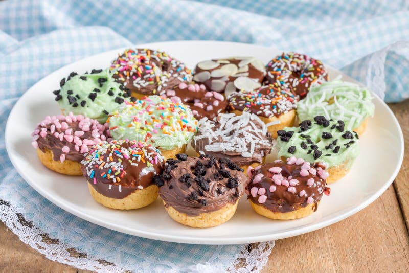 Świezi piec domowej roboty mini donuts obrazy royalty free Świezi piec domowej roboty mini donuts obrazy royalty free