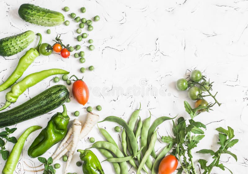 Świezi warzywa zucchini, ogórki, zieleni grochy i fasole -, pasternaki, pieprze, pomidory, cebule na białym tle fotografia royalty free Świezi warzywa zucchini, ogórki, zieleni grochy i fasole -, pasternaki, pieprze, pomidory, cebule na białym tle fotografia royalty free