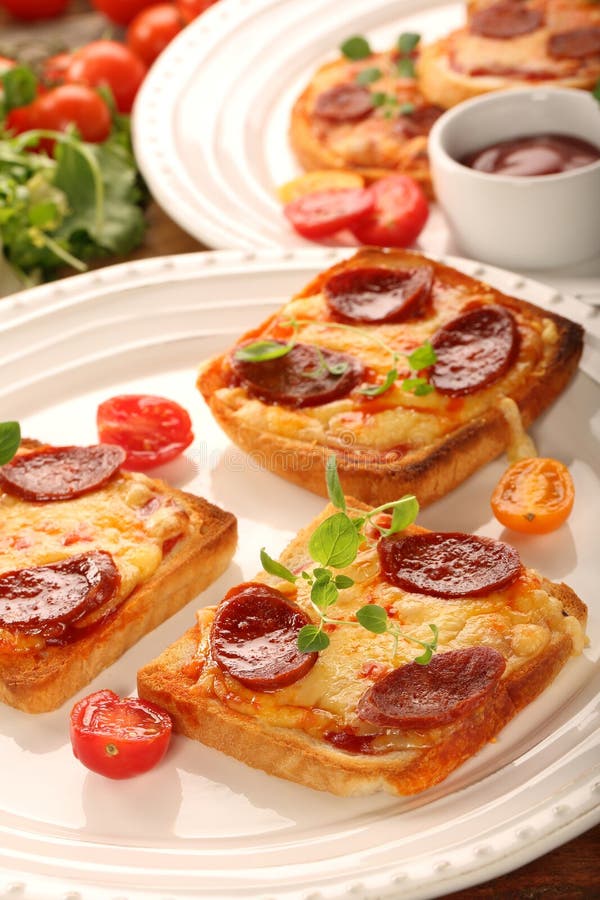 Świeża grzanka z sera i chorizo kiełbasą obrazy stock Świeża grzanka z sera i chorizo kiełbasą obrazy stock