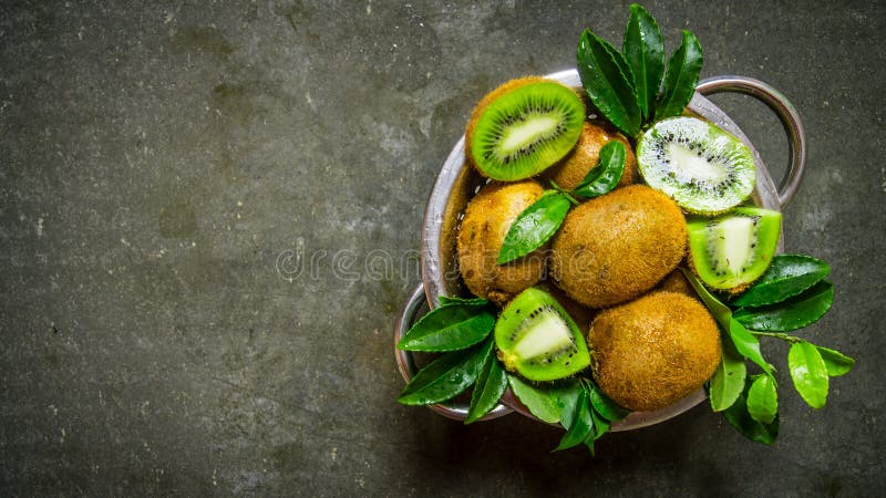 Świeża kiwi owoc w niecce z liśćmi zdjęcia stock Świeża kiwi owoc w niecce z liśćmi zdjęcia stock