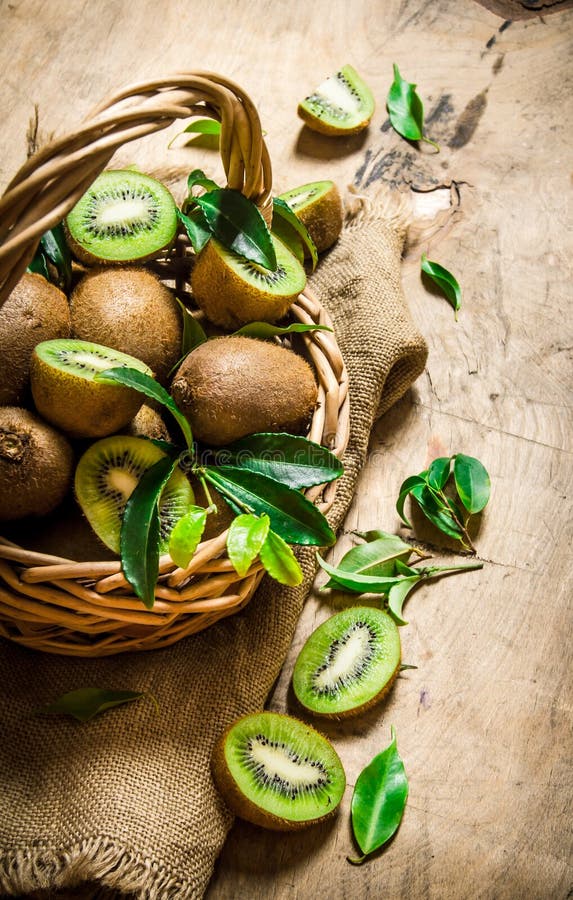 Świeża kiwi owoc w starym koszu z liśćmi obraz stock Świeża kiwi owoc w starym koszu z liśćmi obraz stock