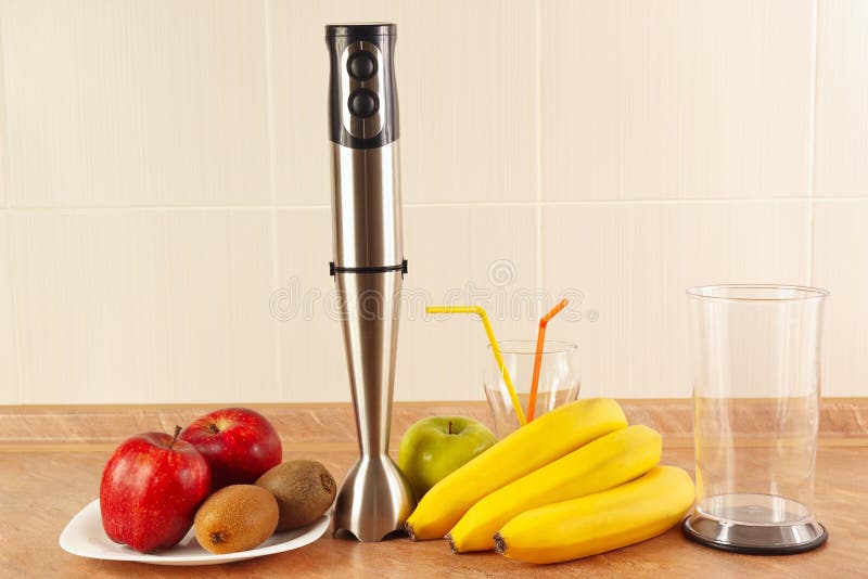 Świeża owoc, szkła i blender przygotowywać domowej roboty smoothies, obrazy royalty free Świeża owoc, szkła i blender przygotowywać domowej roboty smoothies, obrazy royalty free